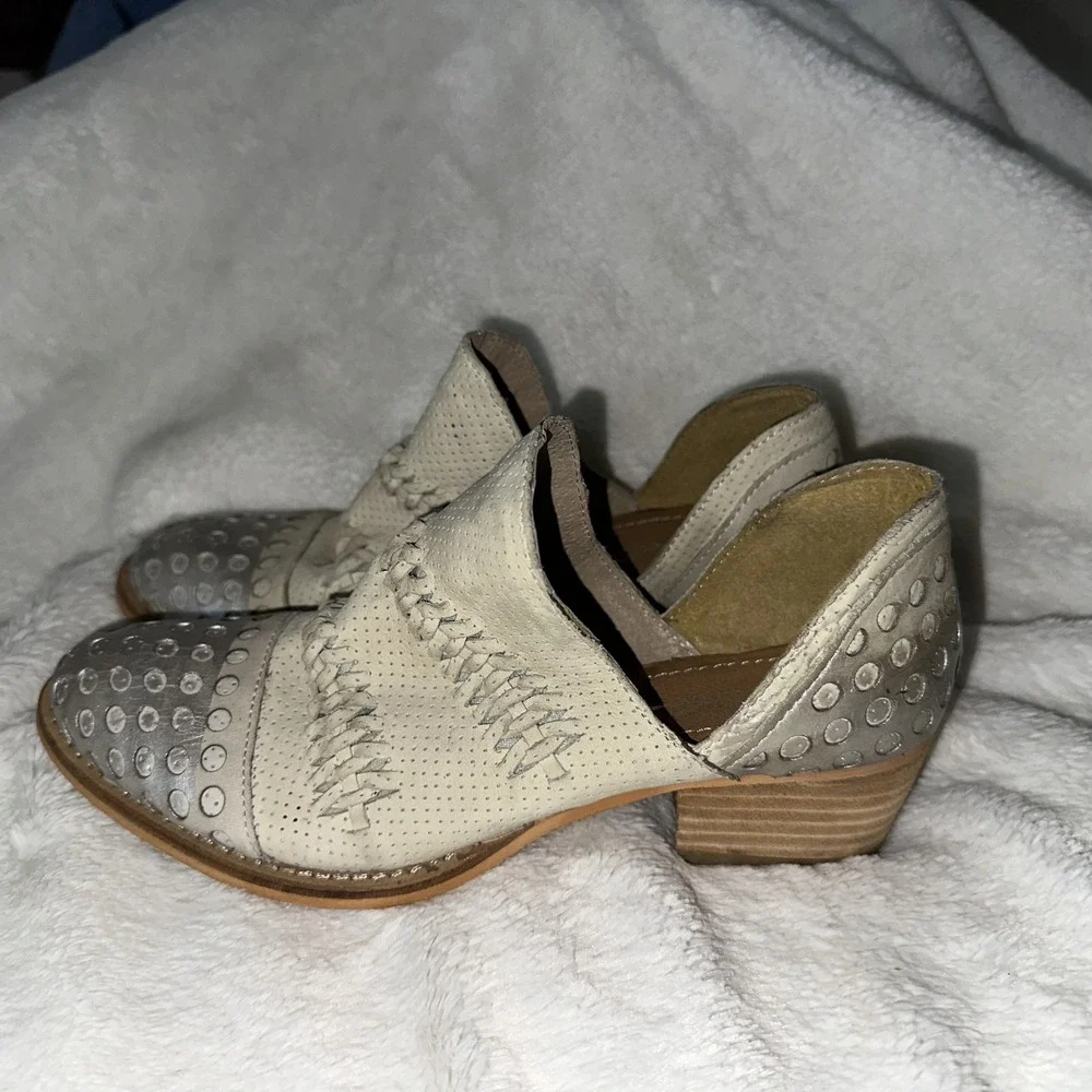 Rebels 6.5 Western Cutout Low Heel Leather Bootie Silver Ivory Festival Boho‎